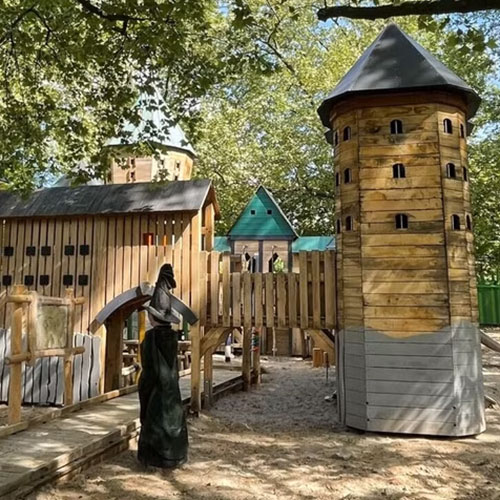 Ein Kinderspielplatz mit einem Turm aus Holz